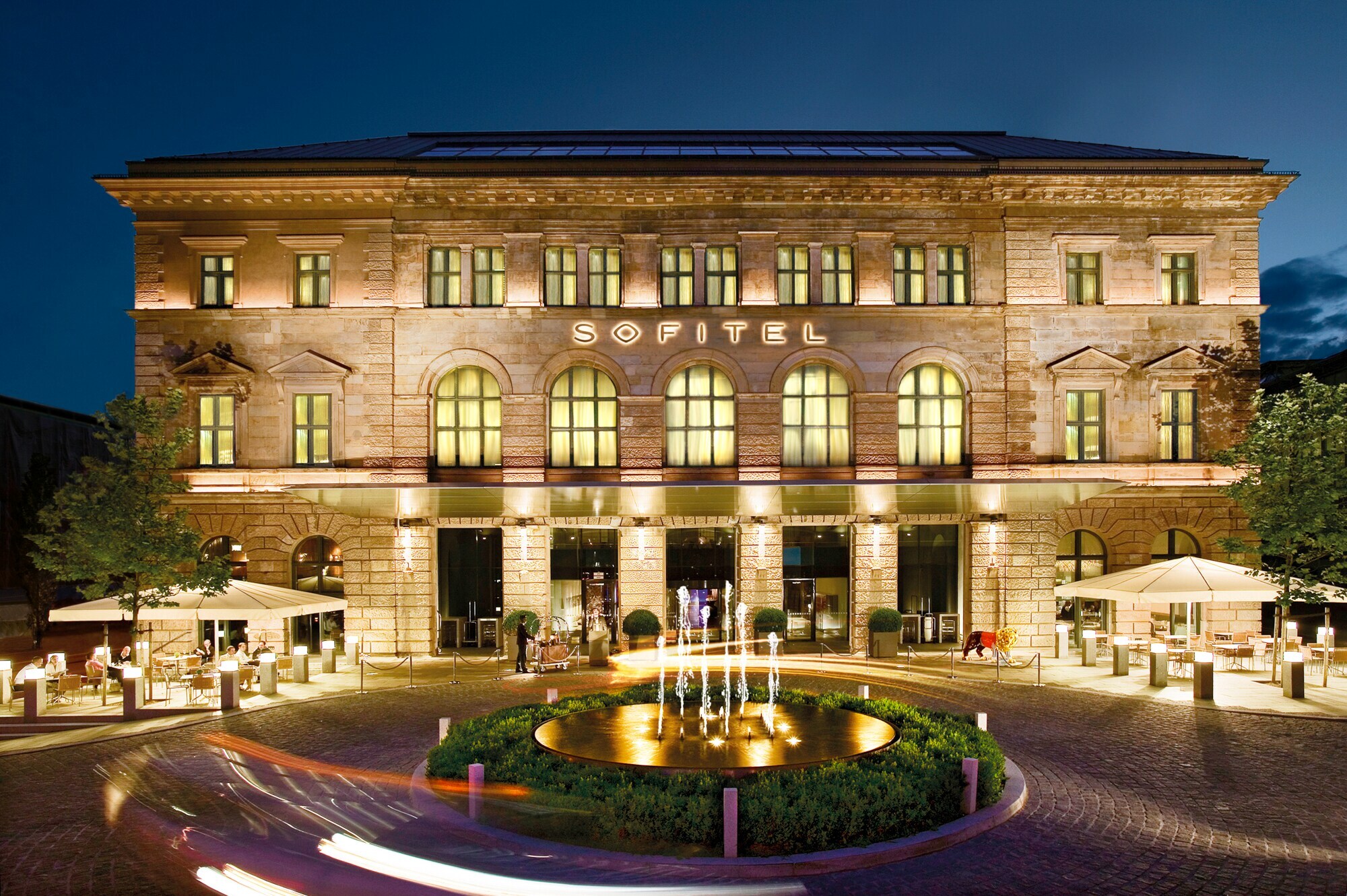 Eingangsbereich mit Vorplatz des Luxushotels Sofitel mit neoklassizistischer Fassade.